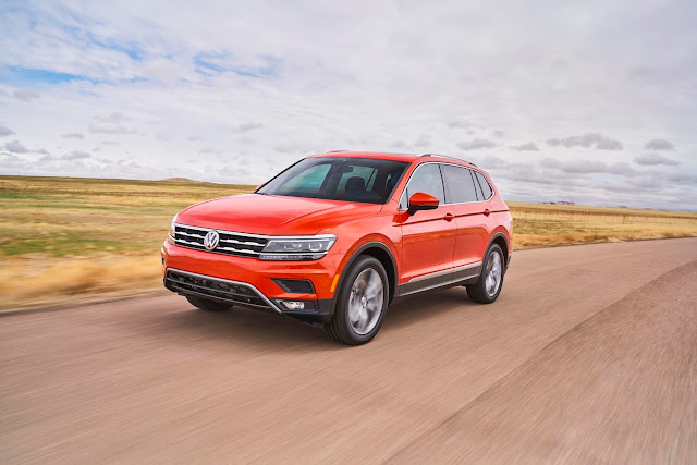 Front 3/4 view of 2018 Volkswagen Tiguan 2.0 T SEL Premium