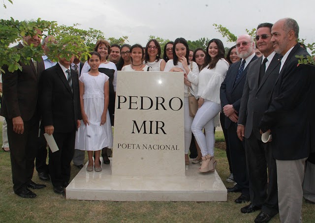  Ministro de Cultura participa en el traslado de los restos poeta nacional Pedro Mir