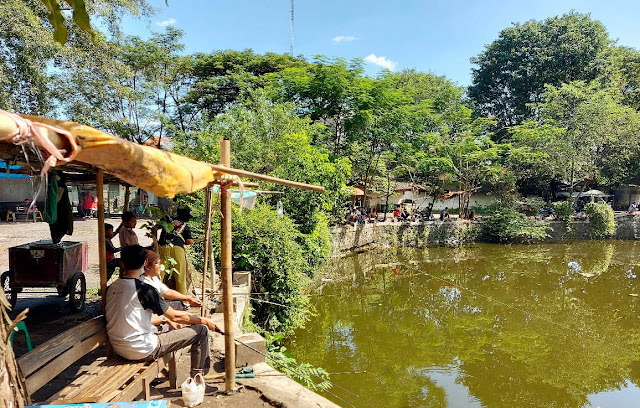 <i>Ngabuburit</i> Sambil Memancing di Kolam Segaran Sriwedari