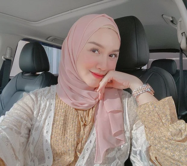 5 Warna Hijab Yang Bikin Kulit Tampak Lebih Cerah Dan Glowing - Warna jilbab yang bikin kulit putih