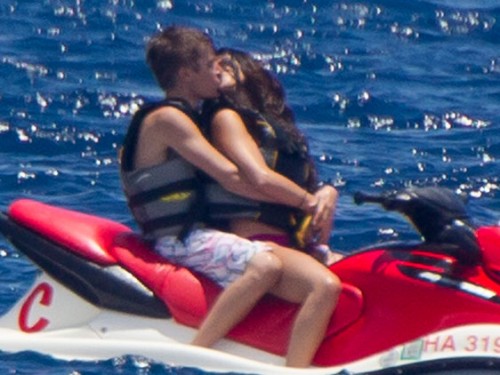 justin bieber and selena gomez hawaii 2011. Justin Bieber and Selena Gomez