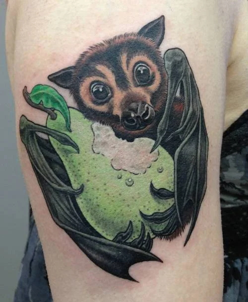 imagen con tatuaje de murcielago