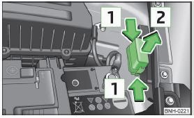 Vehicle battery: Cover for the fuse box (variant 2)