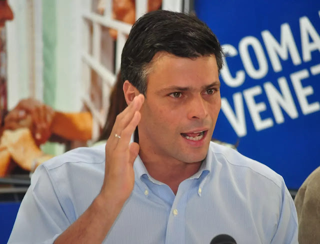 El dirigente político venezolano, Leopoldo López, quien se encuentra radicado en España desde el año 2020, confirmó su apoyo a las Primarias de la Oposición pero renegó su confianza en los comicios presidenciales.  En un video difundido por NTN24, el opositor destacó que no participará como candidato a las primarias desde el exilio, pero que respalda "absolutamente el proceso". Manifestó su deseo de estar en Venezuela pero que por motivos ajenos a su voluntad no puede hacerlo.  "Tenemos que asumir que la primera línea de lucha se tiene que dar con los venezolanos que están en Venezuela. Por eso respaldamos a ese proceso que se está dando de abajo hacia arriba con mucha participación", señaló el abanderado.  La cadena televisiva resaltó que López apoya la candidatura de Freddy Superlano como candidato de Voluntad Popular (VP) como reemplazo a Juan Guiadó, pero destacó que no existen "garantías electorales" para realizar las elecciones presidenciales con el Consejo Nacional Electoral (CNE).  Crímenes de lesa humanidad Leopoldo López rechazó los crímenes de lesa humanidad presuntamente cometidos por el gobierno de Nicolás Maduro, dentro de lo señalado por la Corte Penal Internacional (CPI).  El líder opositor realizó una rueda de prensa para hablar del impacto que tendrán las próximas decisiones de la CPI, sobre las violaciones a los Derechos Humanos presuntamente ocurridos en Venezuela desde 2014.  "Tiene que haber una posición moral sobre esto, porque son miles y miles de víctimas, desde el 2014 como lo informa el informe de la CPI pero que continúan hoy en día siendo víctimas", señaló.  Pidió a los medios europeos fijar su mirada nuevamente en el país caribeño. A la par, rechazó la llegada de la embajadora de Venezuela a España.  "Esperaría es que exista una presión hacia la dictadura. Que exista un acompañamiento diplomático, pero no una normalización, no una estabilización de las relaciones" con Nicolás Maduro", destacó López.  Juan Carlos Gutiérrez, abogado ante la CPI de 560 víctimas de los crímenes de lesa humanidad presuntamente ocurridos en Venezuela, destacó que casi 9000 personas presentaron sus casos a este tribunal.