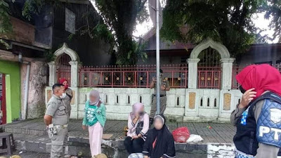Satpol PP Damkar Padang Panjang Tertibkan Pedagang yang Berjualan di Trotoar