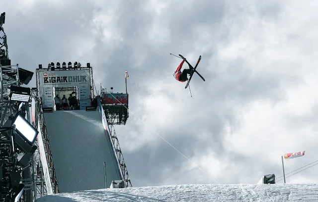 Esquiador durante a prova de qualificação do Big Air em Chur