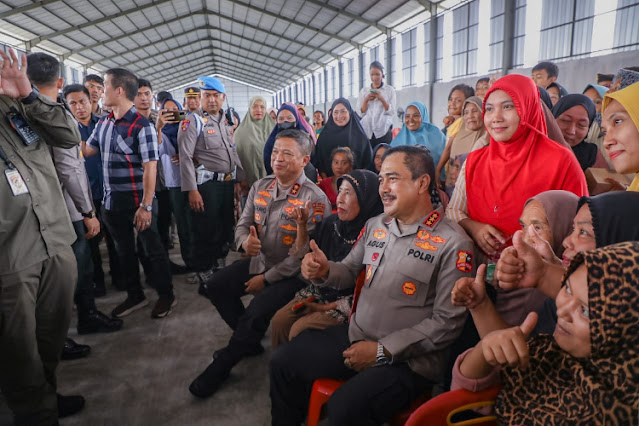  Wakapolri Salurkan 3.500 Paket Sembako Bakti Sosial Polri Untuk Negeri di Belawan