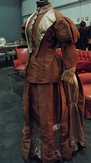 Vestido de dama antigua en el desembalaje de Bilbao
