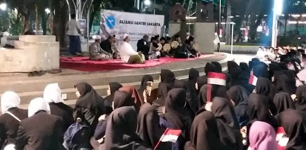 Dukung Jokowi Dua Periode, Santri Alaska Dzikir Di Depan Istana Negara