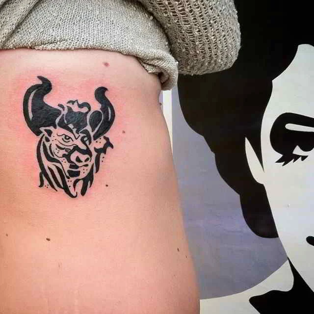  imagen con un tatuaje de Toro 