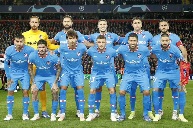 CLUB ATLÉTICO DE MADRID. Temporada 2021-22. Oblak, Felipe, Mario Hermoso, Giménez, Koke. Ángel Correa, Rodrigo De Paul, Joao Félix, Trippier, Luis Suárez, Carrasco. LIVERPOOL F. C. 2 CLUB ATLÉTICO DE MADRID 0. Miércoles, 03/11/2021, 21:00 horas. Liga de Campeones de la UEFA, fase degrupos, Grupo B, jornada 4. Liverpool, Inglaterra, Reino Unido, Anfield Stadium: 51.347 espectadores. Árbitro: Danny Makkelie, Países Bajos. VAR: Pool van Boekel, Países Bajos. Expulsiones: Felipe (36’), Atlético de Madrid. Entrenadores: Liverpool: Joachim Low. Atlético de Madrid: Diego Pablo Simeone. GOLES: 1-0: 13’, Diogo Jota. 2-0: 21’, Sadio Mané.