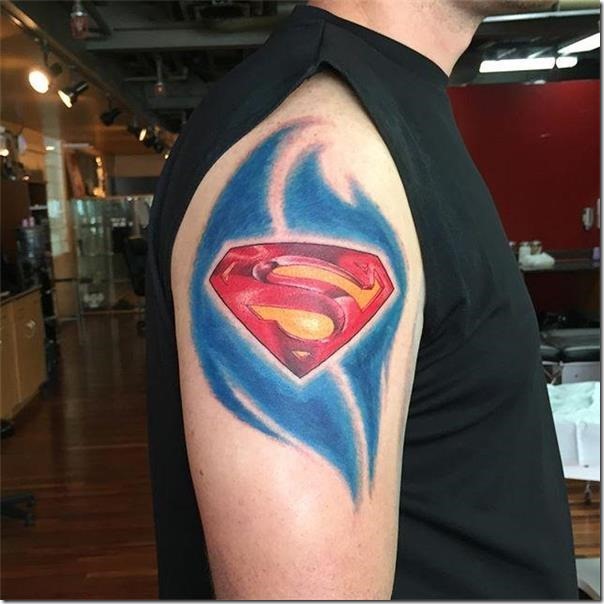 icono-de-superman-estampado-en-el-brazo