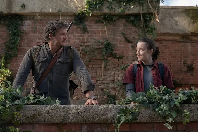 Joel e Ellie juntos em cena da série The Last of Us