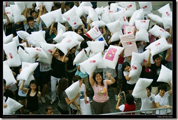 pillow fight4