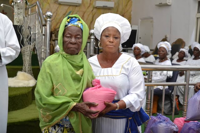  Primate Ayodele Gives Food Items, Cash To Muslim Faithfuls As Ramadan Palliative