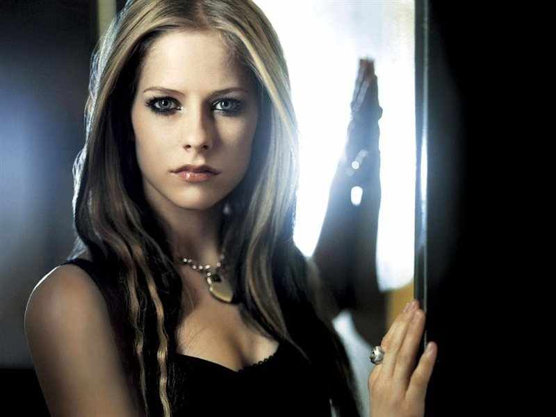 Avril Lavigne Hottest Sweetheart 4 Posted by ptpblogs at 1202 AM