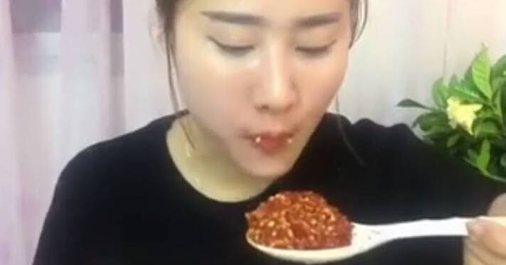 Gadis Makan Serbuk Cili Macam Makan Nasi - M9 Daily 
