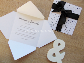 Invitación de boda bonita y original con forma de sobre y topos en blanco y negro