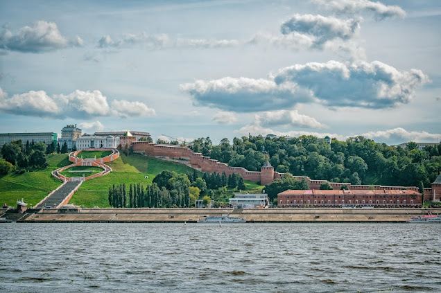 Нижегородский кремль, Чкаловская лестница и Красные казармы