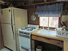Cocina de una de las Cabañas de Lakeside Cedar Cabins en Maine 