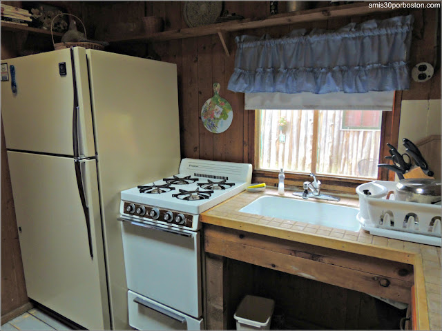 Cocina de una de las Cabañas de Lakeside Cedar Cabins en Maine 