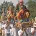 プナタラン・サシ寺院の儀式の過程に、観光客興味津々