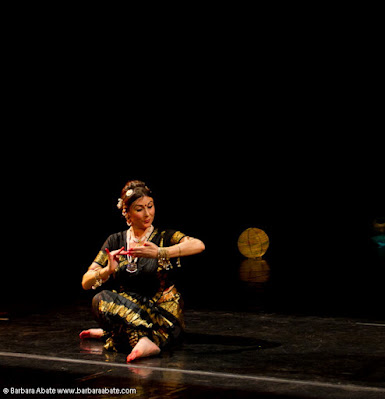 TEATRO GRECO DI ROMA Rassegna "Che Danza Vuoi?" XIV ediz. - 2011 ASSOCIAZIONE CULTURALE ORCHESTÉS presenta  "MATRI"  DEE E DONNE DALLE DANZE DELL'INDIA DEL SUD Marialuisa Sales e Marzia Colitti  Foto: Barbara Abate  19 ottobre 2011 Marialuisa Sales e Marzia Colitti Danze Liturgiche e Danze d’Amore dalla tradizione sacra dell’India. Protagoniste sono sempre le donne, donne innamorate, donne che si rapportano al loro Amato o alla Divinità, in una progressione di stati ove l’Amore umano si trasforma nell’Amore Divino. Foto: Barbara Abate