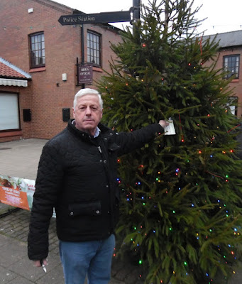 Malcolm Dunderdale removing the final message from the Brigg Tree of Light - January 5, 2019