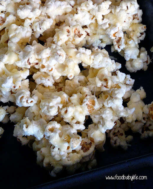 Snow White Popcorn Treats © www.foodbabylife.com