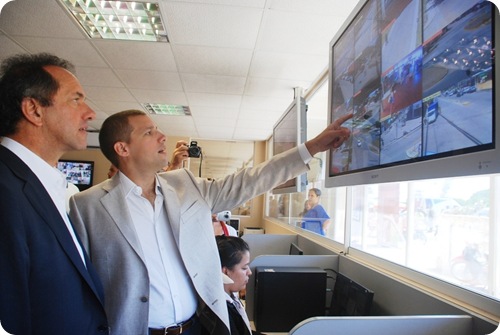 Juan Pablo de Jesús y Daniel Scioli en la Sala de Videovigilancia