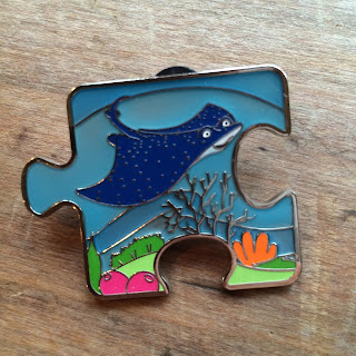 Finding Nemo Character Connection Limited Edition Mystery Pin Collection mr. ray