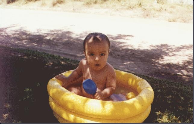 Santi en la pileta con maracas