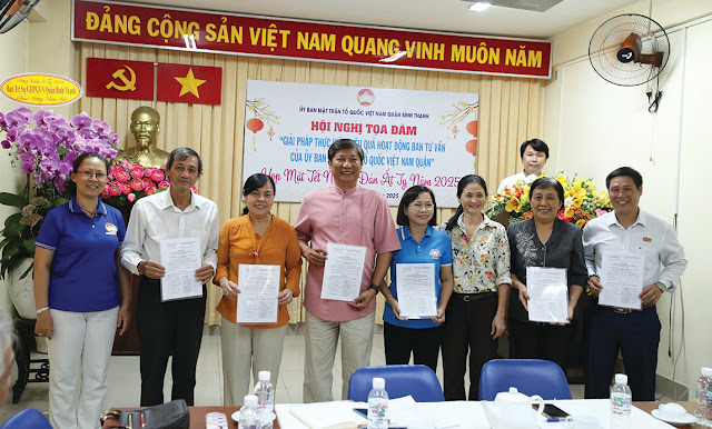 Đồng chí Nguyễn Thu Hương, Chủ tịch Ủy ban MTTQ  Việt Nam quận trao quyết định cho các thành viên  Ban Tư vấn Văn hóa xã hội. (Ảnh: TC)