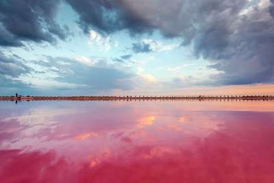 Uniknya Danau Merah Darah Di Ukraina !!