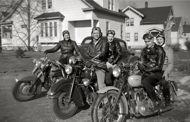 40 Amazing Vintage Photographs of People Posing With Their Motorcycles ...
