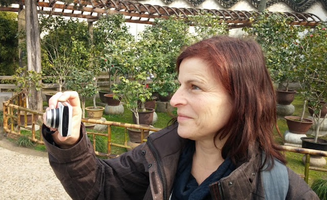 Barbara beim Fotografieren in einem Park in Suzhou