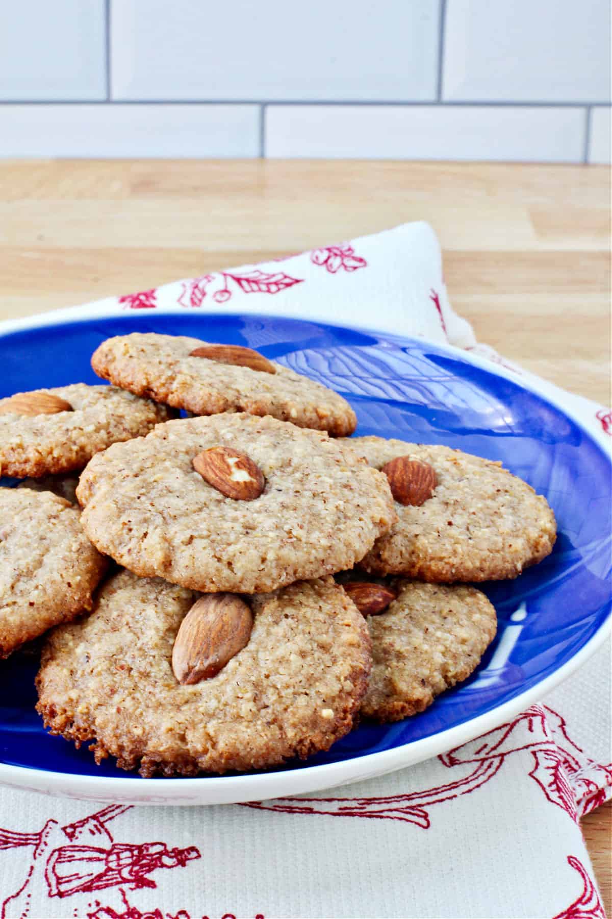 Lebkuchen in a bowl.