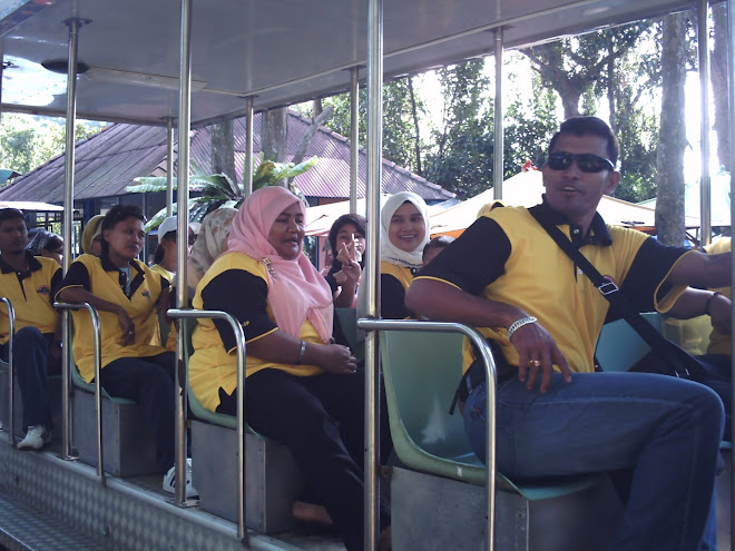 Bendahari Kelab bersama ahli keluarga SPMC di ZOO Melaka