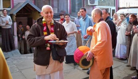 Sankarshan Das Distributing Prasadam in Riga, Latvia