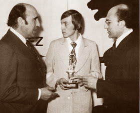 Kárpov, recibiendo el IX Oscar Mundial del Ajedrez 1976