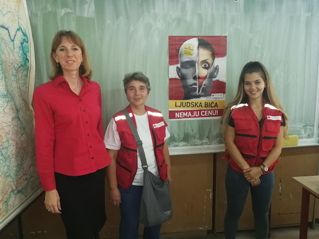 Едукатори Тања Ивков Узелац и Гордана Бабић са Маријом Олах Калмар, секретаром Црвеног крста Тител