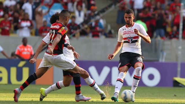 Com falha da zaga e da arbitragem, São Paulo perde novamente.