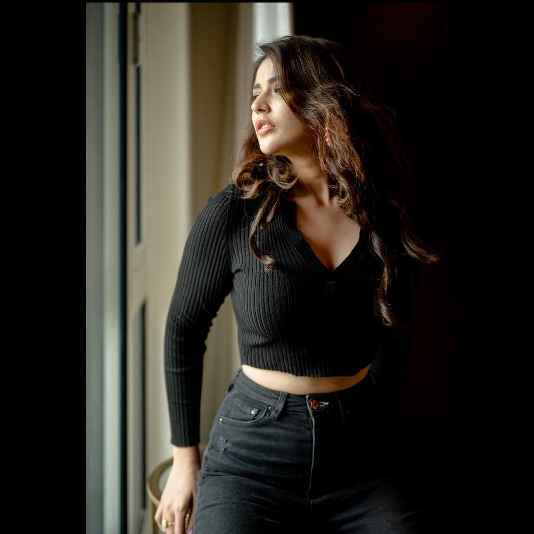 Priyanka Jawalkar cleavage black top jeans