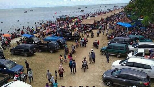 Pengunjung di pantai kerang mas