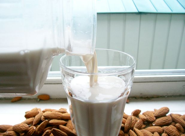 Recipe for Making Cold Almond Milk