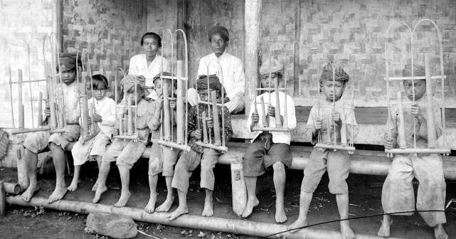 Foto Alat  Musik  Tradisional Angklung  Khas Jawa Barat