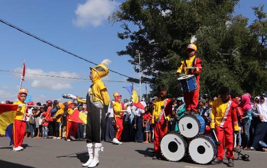 Wabup Lepas Peserta, Lomba Drum Band dan Gerak Jalan Indah Di Selayar