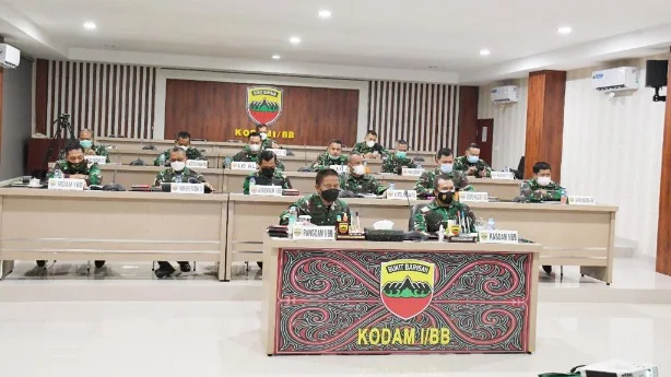 Melalui Vidcon, Pangdam I/BB Ikuti Rakor Percepatan Penanganan Covid-19 dengan Kepala Staf Kepresidenan RI.