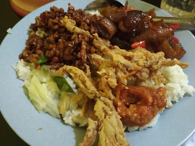 Nasi + Jamur Goreng + Kikil + Tempe Orek + Kuah