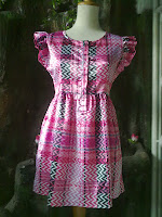 Dresses dengan motif zig zag dengan model babydoll dan lengan sayap yang dineci MODEL BAJU DRESS SATIN BABYDOLL 